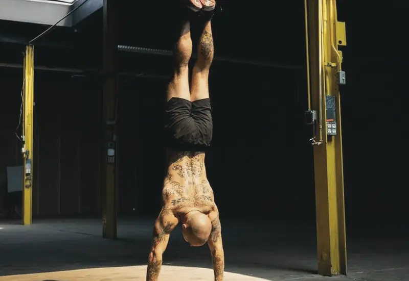 Atleta haciendo fondos en paralelas