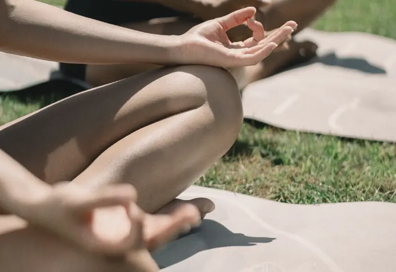 Clase de yoga en el pasto de un parque